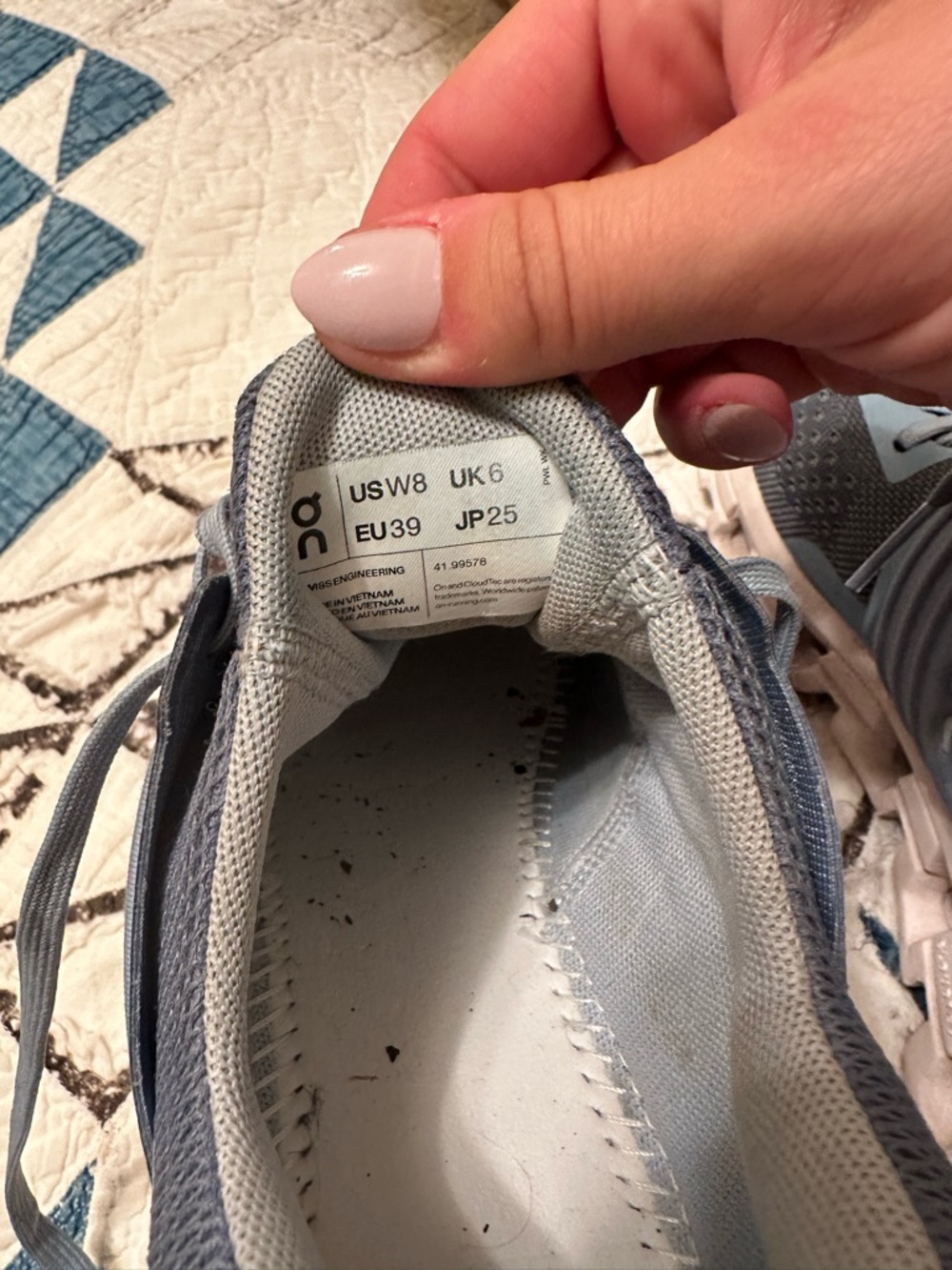 On Running women’s  Cloud Running Shoes — size 8 - Picture 3 of 4